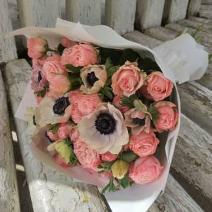 Букет белые анемоны и пионовидная роза R1006